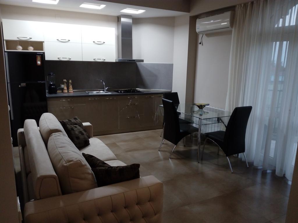 Apartment On Rustaveli Batumi Bagian luar foto